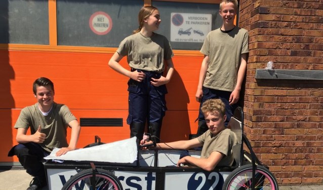 Andy, Lisette, Daan en Kyo (zittend in zeepkist) van "Worst 22".