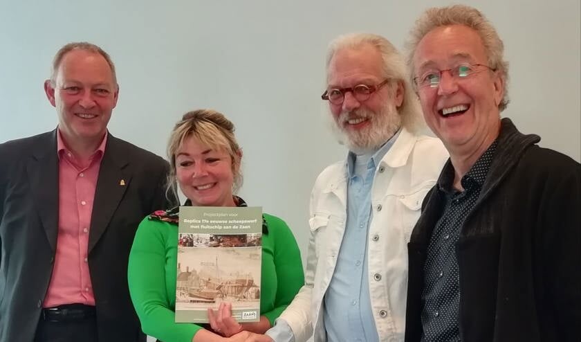 Werkgroep Zaans Maritiem biedt projectplan aan aan wethouder Sanna Munnikendam