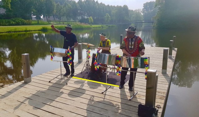 De Livesteelband treedt op in de Theresiakapel in Hem.