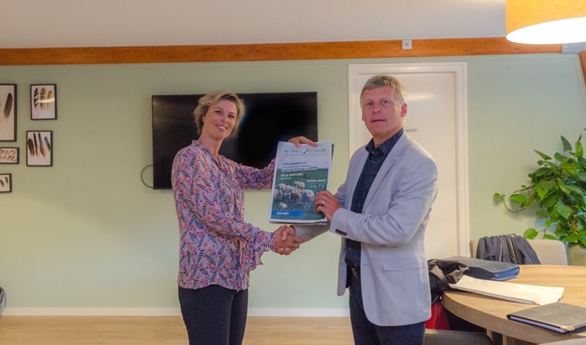 Het jubileummagazine werd 6 juni overhandigd aan de voorzitter Tom van Roon van de Rabobank.