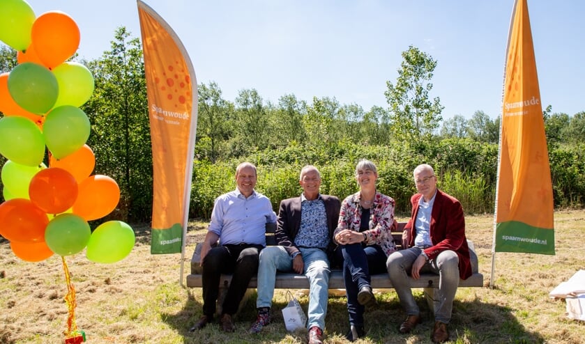 Annette Baerveldt (tweede van rechts) op het bankje.