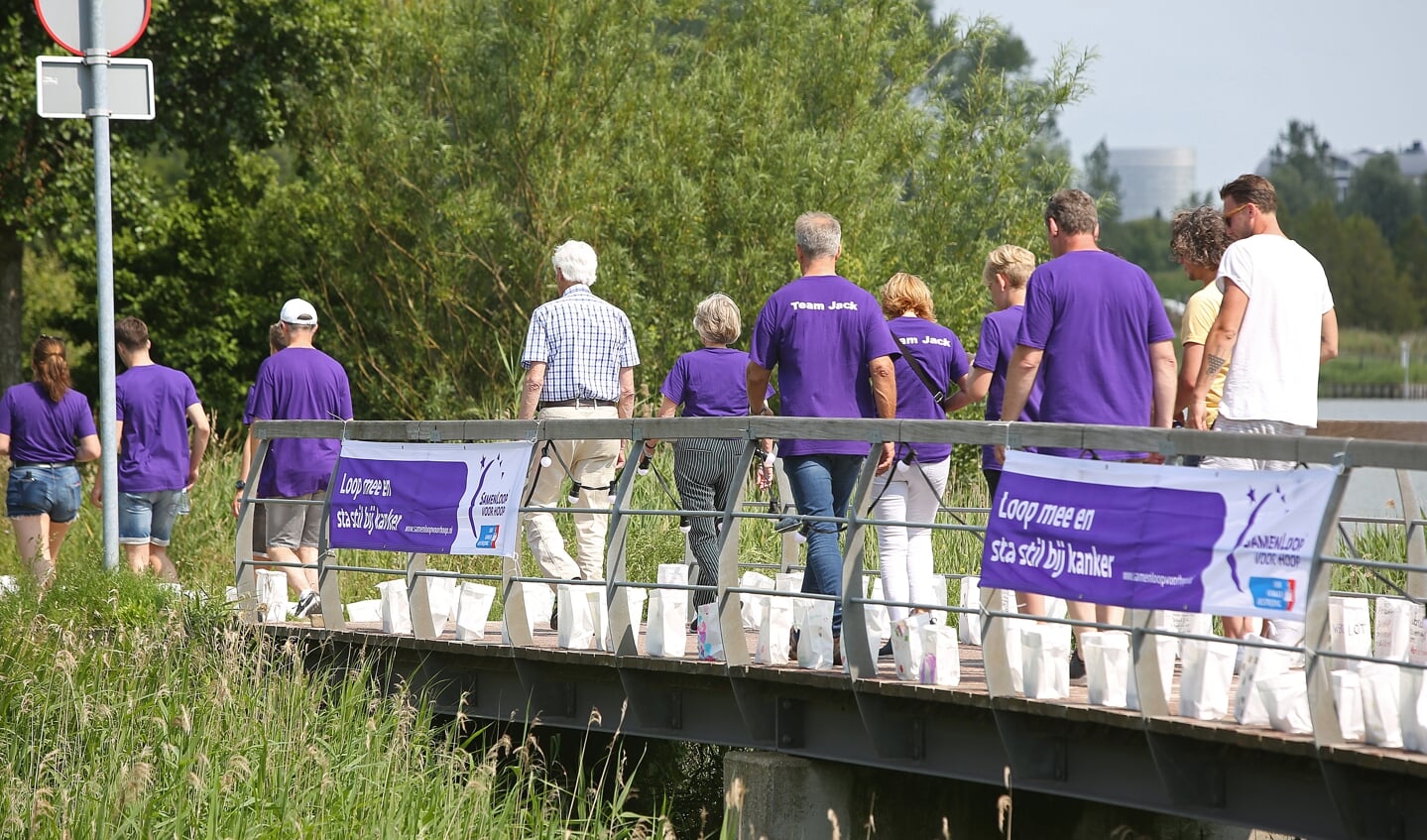 De route gaat over het strand bij de Toolenburgerplas. 