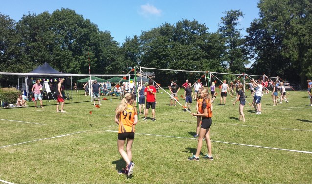 Volleybalvereniging Simokos houdt haar jaarlijkse buitentoernooi op het voormalige Forever Young-terrein.
