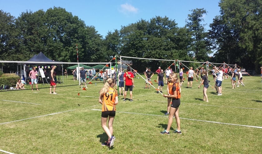 Volleybalvereniging Simokos houdt haar jaarlijkse buitentoernooi op het voormalige Forever Young-terrein.
