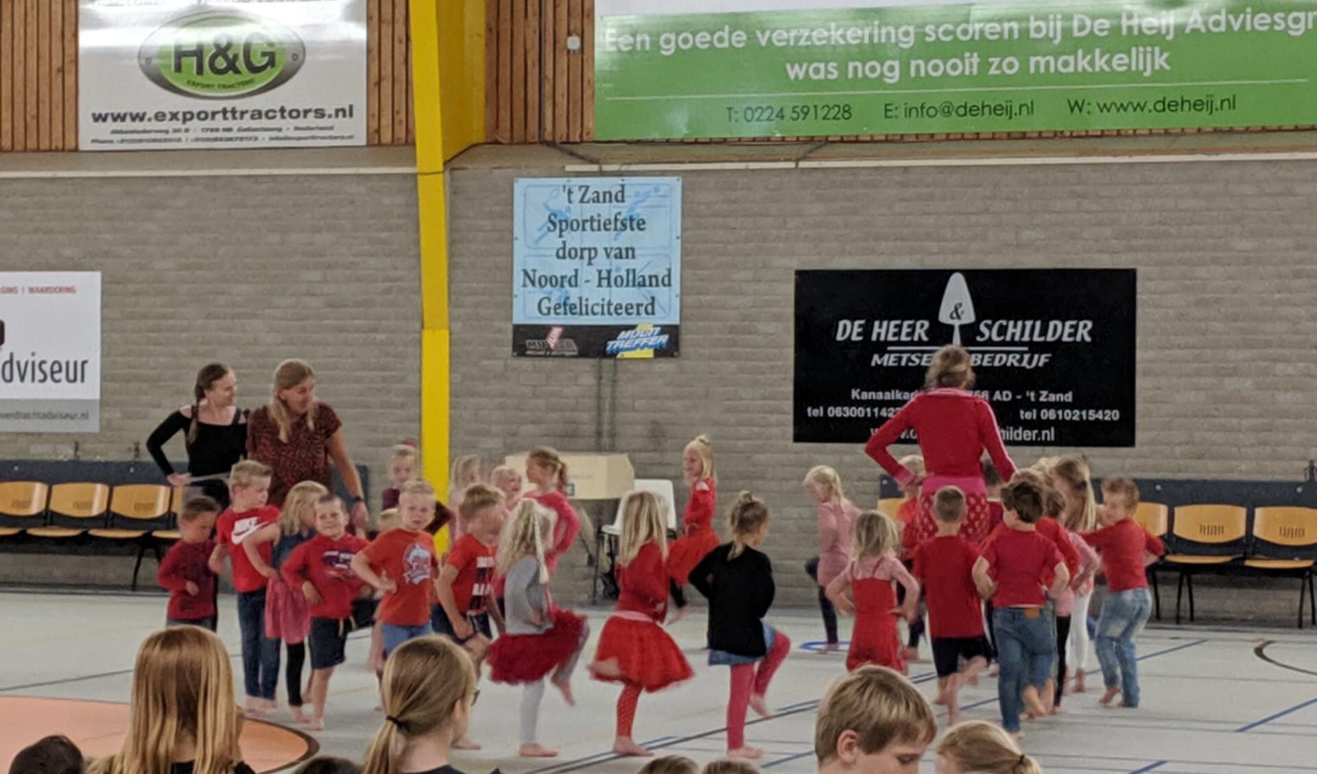 Dansvoorstelling voor nieuw schoolplein