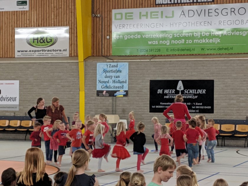 Dansvoorstelling voor nieuw schoolplein