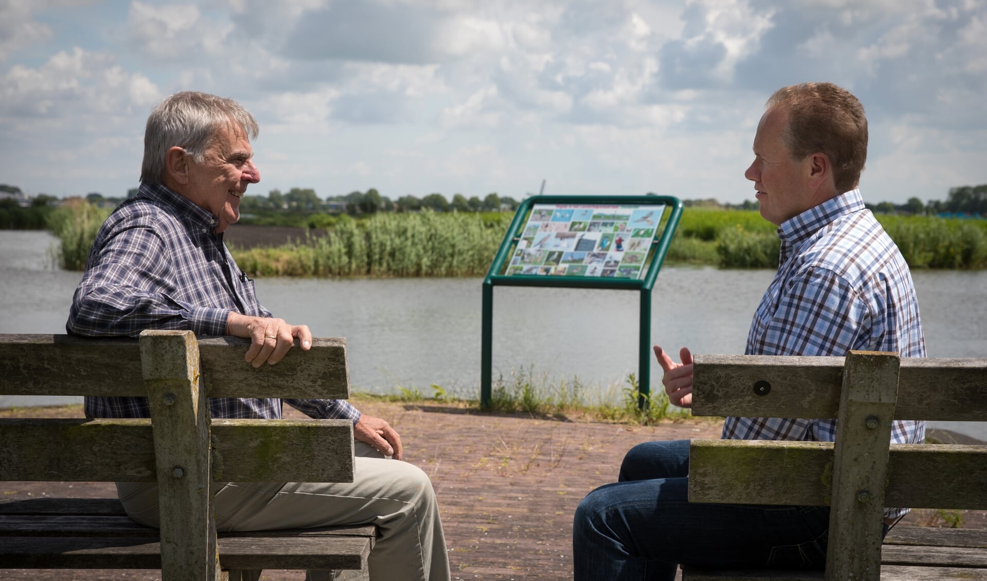 Gijs Schram en Wouter van Assendelft, bij een van de infoborden die de SPTL in Langedijk heeft geplaatst.