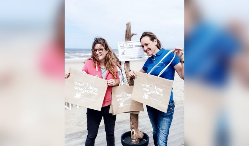 Er zijn speciale leentassen die door strandwandelaars gevuld kunnen worden met zwerfvuil.