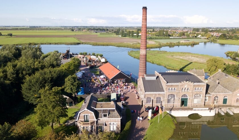 Zoals ieder jaar starten en finishen de deelnemers op de dijk voor de ingang van het Stoommachinemuseum.