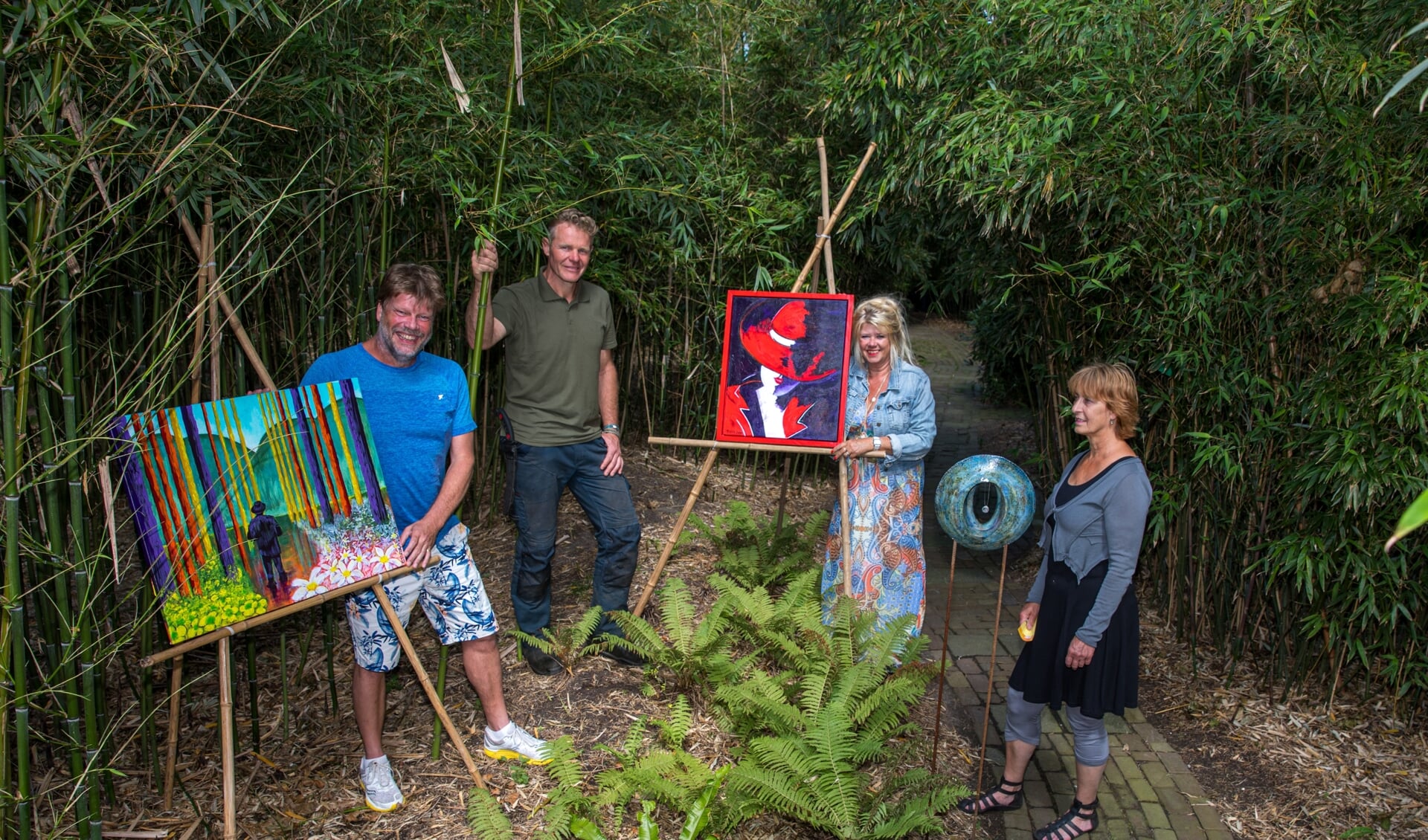 Eddy de Boer, Eelko Bootsman, Tilly Singer en Fredie Schenk (v.l.n.r.) in de bamboetuin. Iedereen is tijdens Schellinkhout te Kijk van harte welkom om de kunst én de tuin te bewonderen.