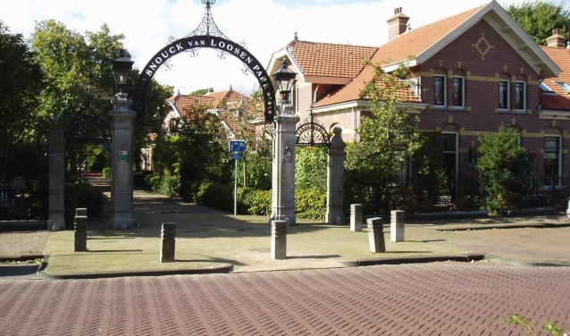 Wandelaars komen langs monumenten en bezienswaardigheden in Enkhuizen.