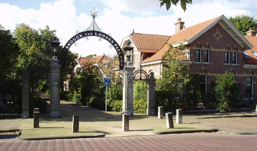 Wandelaars komen langs monumenten en bezienswaardigheden in Enkhuizen.
