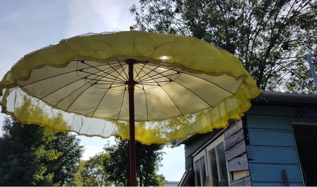 Met een leuks tofje kun je een kapotte parasol 'upcyclen'.