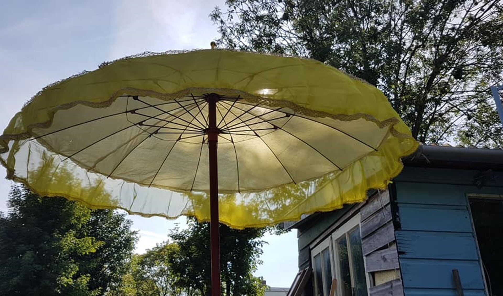 Met een leuks tofje kun je een kapotte parasol 'upcyclen'.