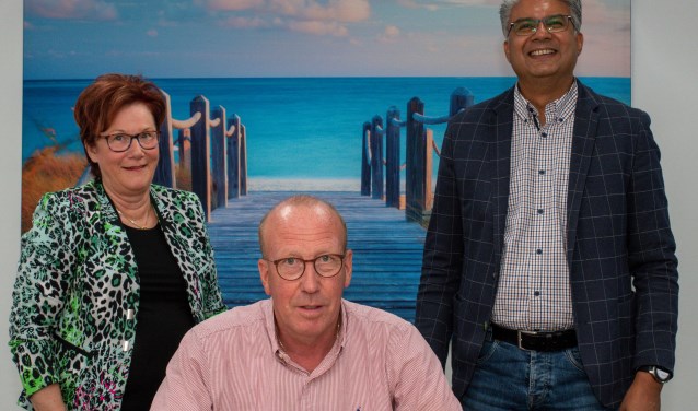 Voorzitter van de stichting Ad Hoefkens (midden), secretaris Toos van der Kamp en notaris Rajesh Gopisingh.