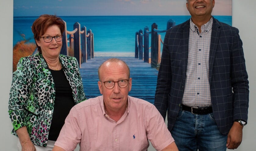 Voorzitter van de stichting Ad Hoefkens (midden), secretaris Toos van der Kamp en notaris Rajesh Gopisingh.