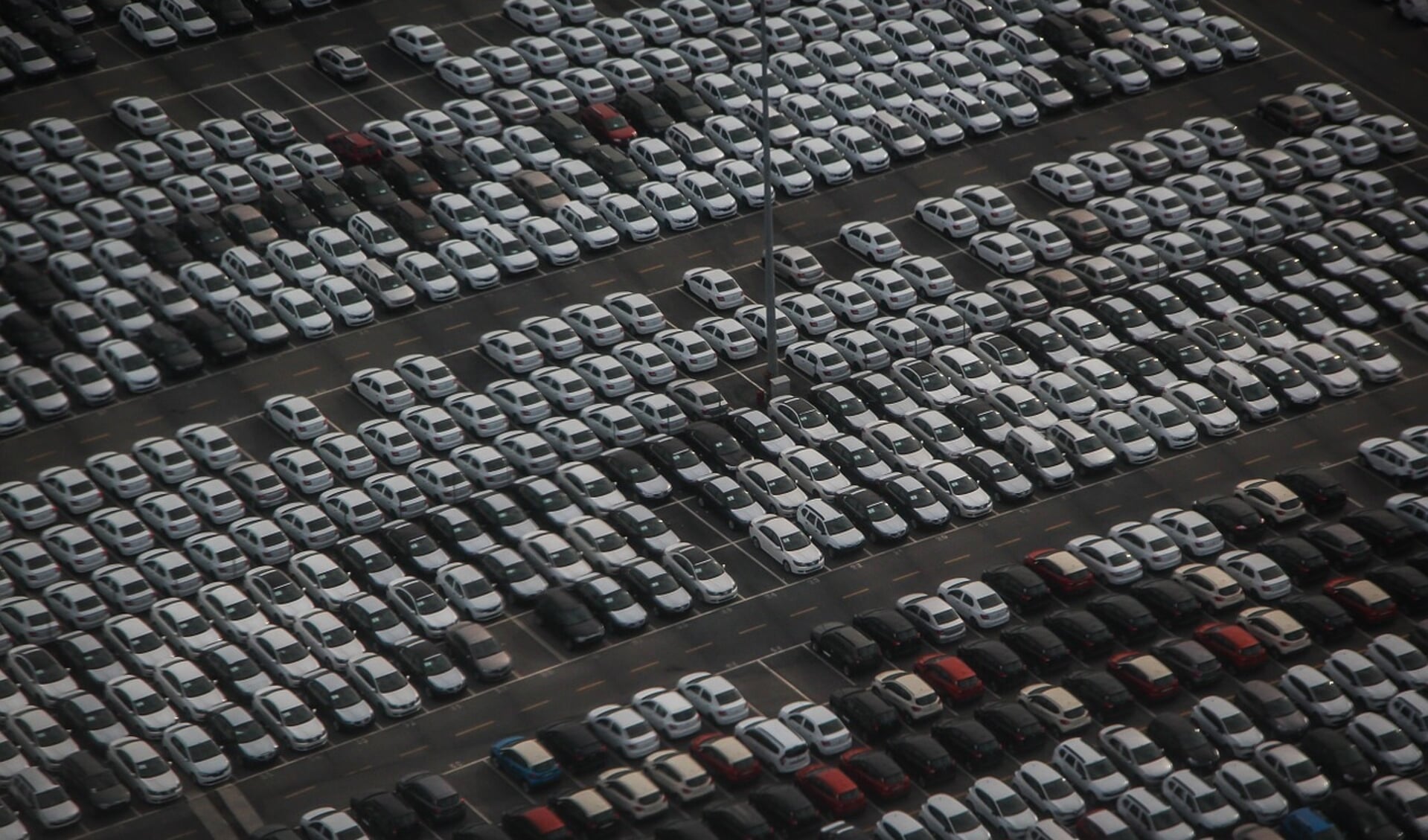 Auto's van reizigers worden een stuk(je) bij Schiphol vandaan geparkeerd door speciale valet parking-diensten. 