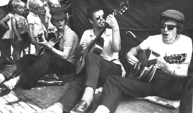 Gitaristen uit 1970 staan van links naar rechts Jos van Buggenum, Paul Marselje en Hans Invernizzi. Het marktoverzicht laat een van de eerste drie kunstmarkten in 1970 op de Oostkolk zien. Daarna verhuisde de markt naar de Westkolk, waar die nog altijd plaatsvindt.