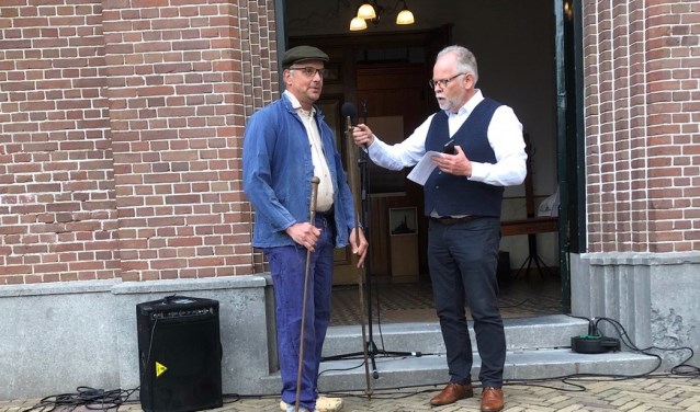 De heren Tromp en Blank tijdens de opening van de tentoonstelling 'Op Stoom'.