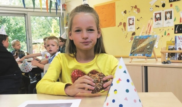 Jasmijn de Jong van OBS de Populier uit Boskoop, smult van haar liefdesbroodje.