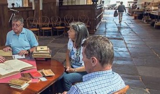 Arie Molendijk is specialist in onder meer het taxeren van boeken, handschriften en documentatiemateriaal uit de Tweede Wereldoorlog.