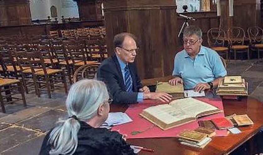 Arie Molendijk is specialist in onder meer het taxeren van boeken, handschriften en documentatiemateriaal uit de Tweede Wereldoorlog.