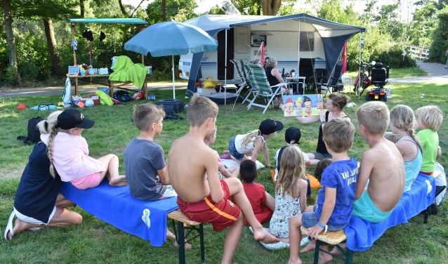 Kinderen worden voorgelezen tijdens het kampeerweekend in het Agathepark.