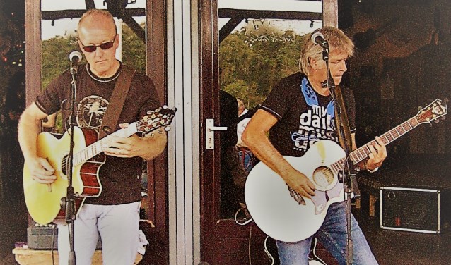 Het akoestische gitaarduo Joss van Hooff en Remco Tammer.