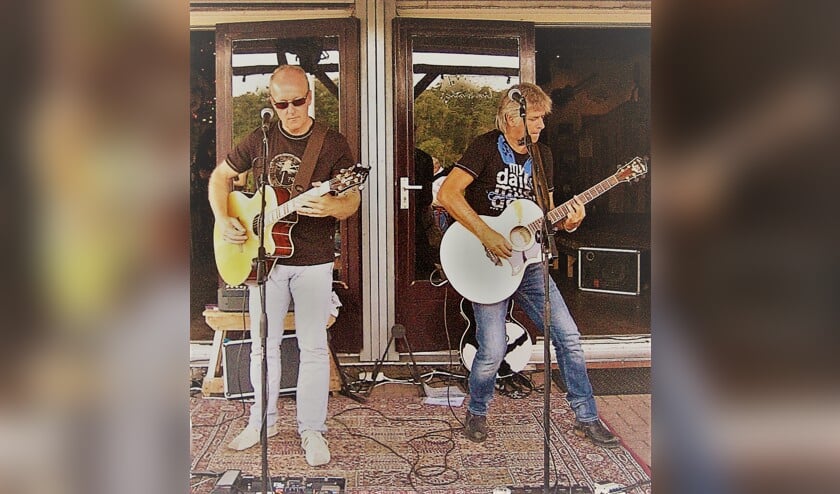 Het akoestische gitaarduo Joss van Hooff en Remco Tammer.