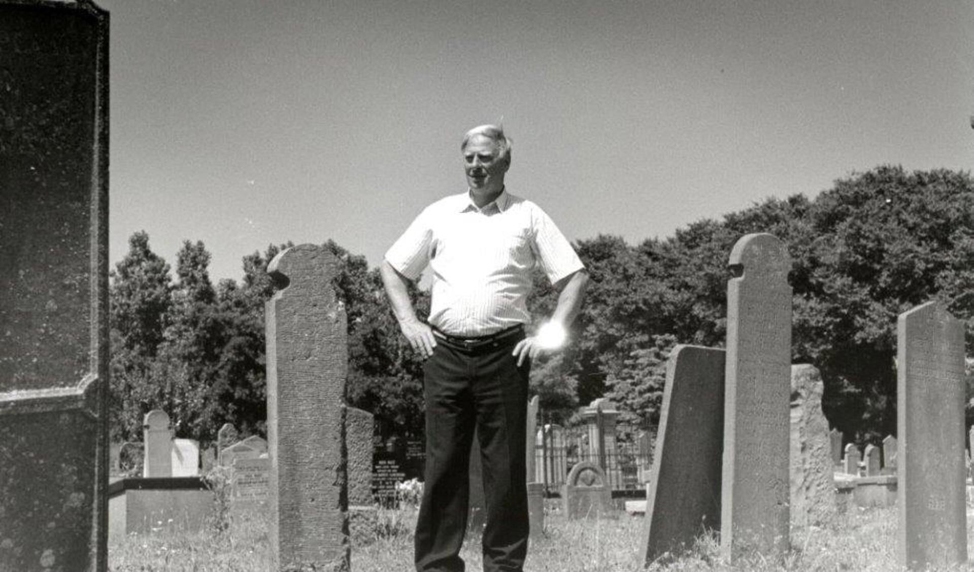 Joop Hoffman op 7 juli 1993 poserend op de algemene begraafplaats.