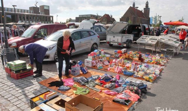 De kofferbakmarkt op het Raadhuisplein in Hoogkarspel.