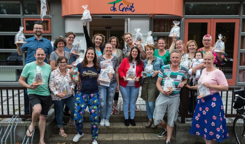 De jubilerende verkeersbrigadiers gehuldigd, en de stoppende brigadiers bedankt in dorpshuis de Geist.