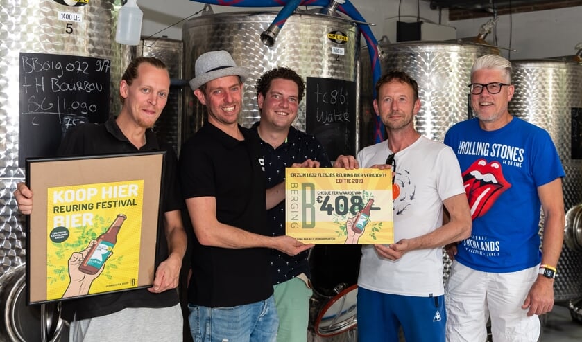 Geflankeerd door zijn collega's Kaj Schouts (links) en Michiel Groen (derde van links) overhandigt Sjors Last van Berging Brouwerij de cheque aan festivalcoördinator Per Meijer. Rechts Reuring-voorzitter Tjeerd Glastra.