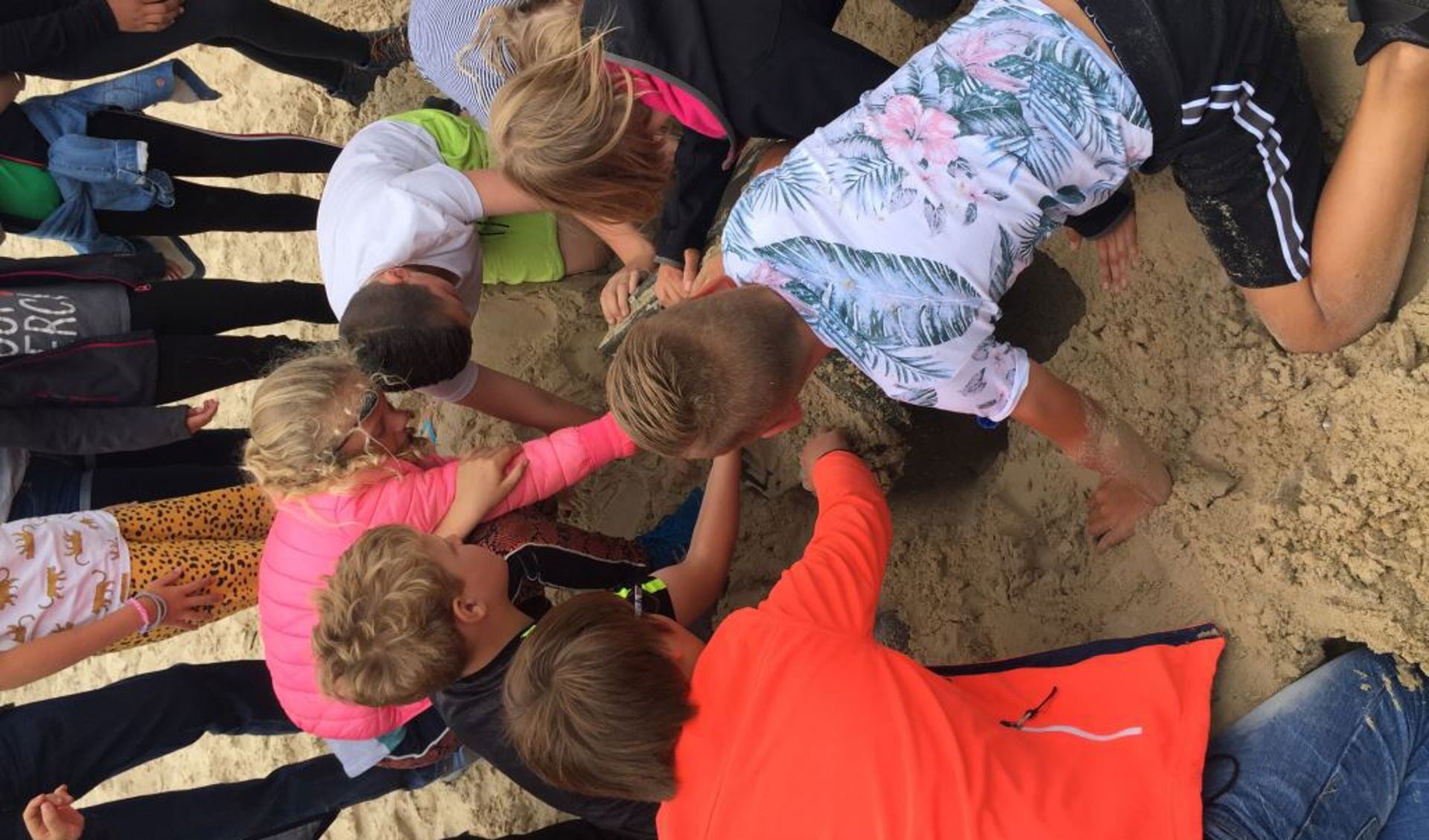 Met schatkaarten gingen de leerlingen op zoek naar de vier schatten van het Zandmonster.