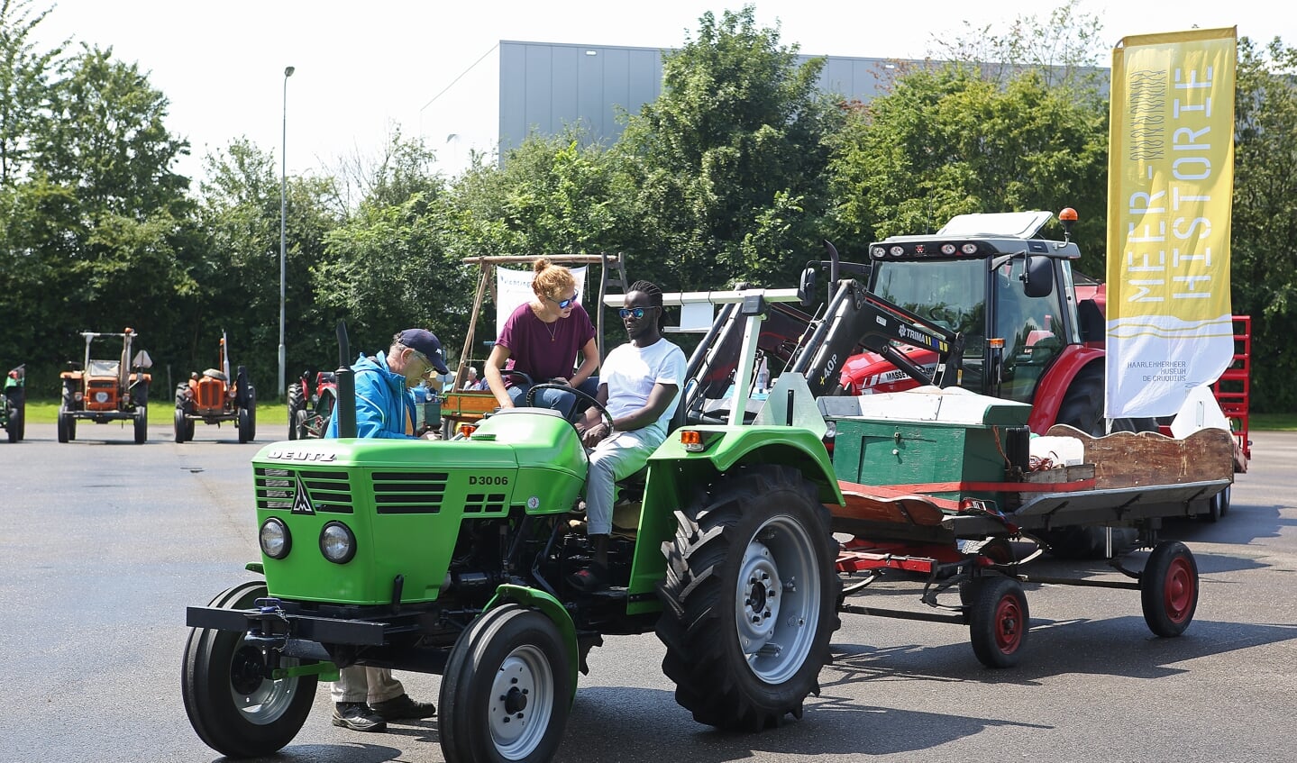 Een tussenstop bij de ijsclub in Nieuw-Vennep geeft toeschouwers de gelegenheid de tractoren goed te bekijken. 