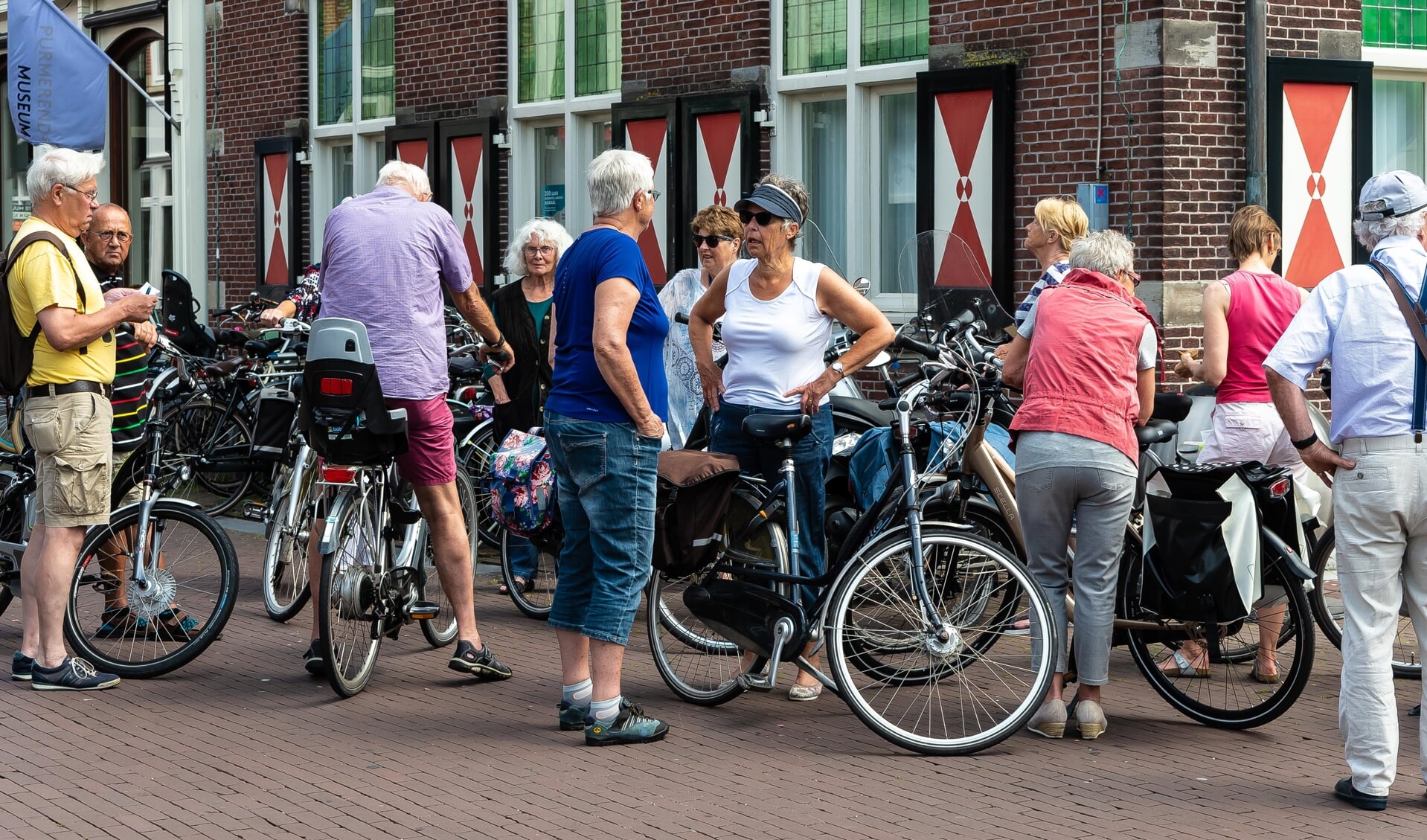 De VVV museumwinkel aan de Peperstraat is het verzamelpunt van de fietstocht. 