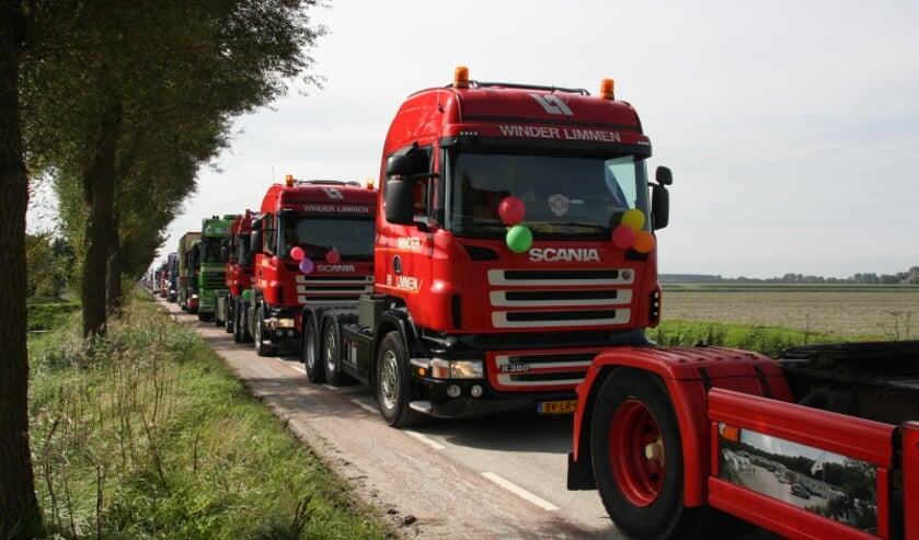 Het ziet er altijd indrukwekkend uit, die lange stoet vrachtwagens.