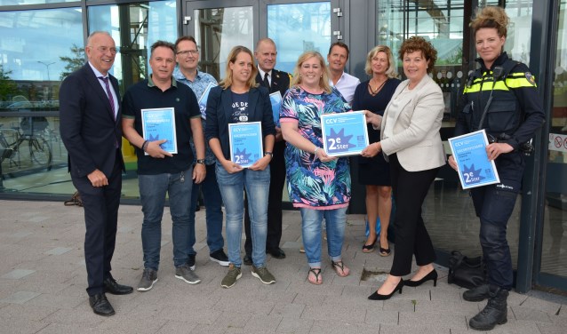 *Van links naar rechts:
Maarten Duijn, Centrum voor Criminaliteitspreventie en Veiligheid (CCV); Guido de Lange, ondernemer en deelnemer werkgroep KVO; Manfred Kloet, ondernemer en deelnemer werkgroep KVO; Nancy Dijkstra, gemeente Langedijk; Ron Schruijer, brandweerzorg bij Veiligheidsregio Noord-Holland Noord; Debby Bruins, voorzitter van de werkgroep KVO; twee belangstellenden, Leontien Kompier, burgemeester gemeente Langedijk; Afra de Boe