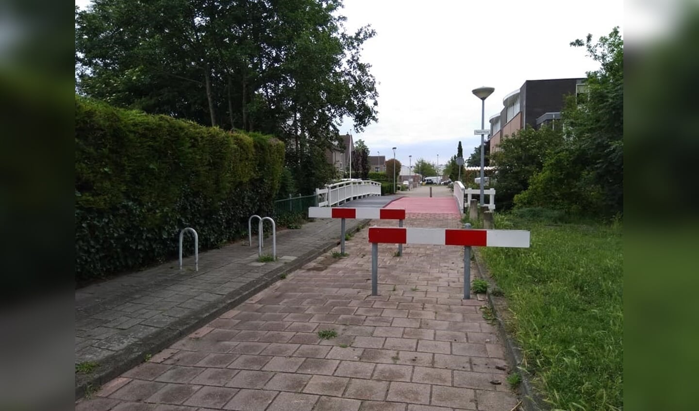 Het fietspad Burgsingel - IJweg waar bromfietsers voor omrijden. 