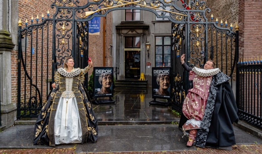 De Hoornse wethouder Samir Bashara van cultuur en programmacurator Yvonne Molenaar van Rijksmuseum Muiderslot maakten als eersten een selfie.