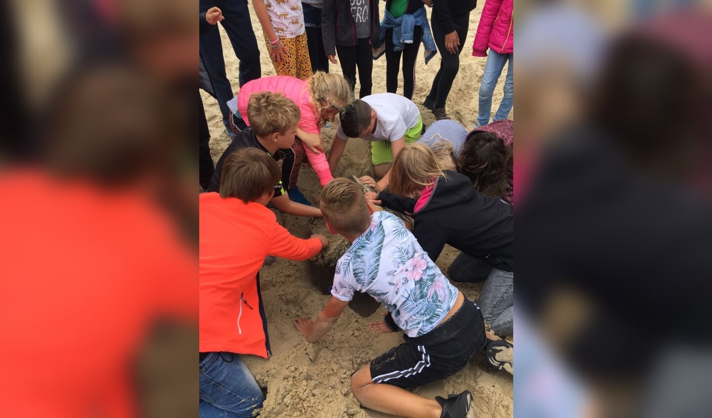 . Met de vier schatten en het opgraven van de kist in het magische vierkant konden de kinderen het zandmonster weer blij maken. 