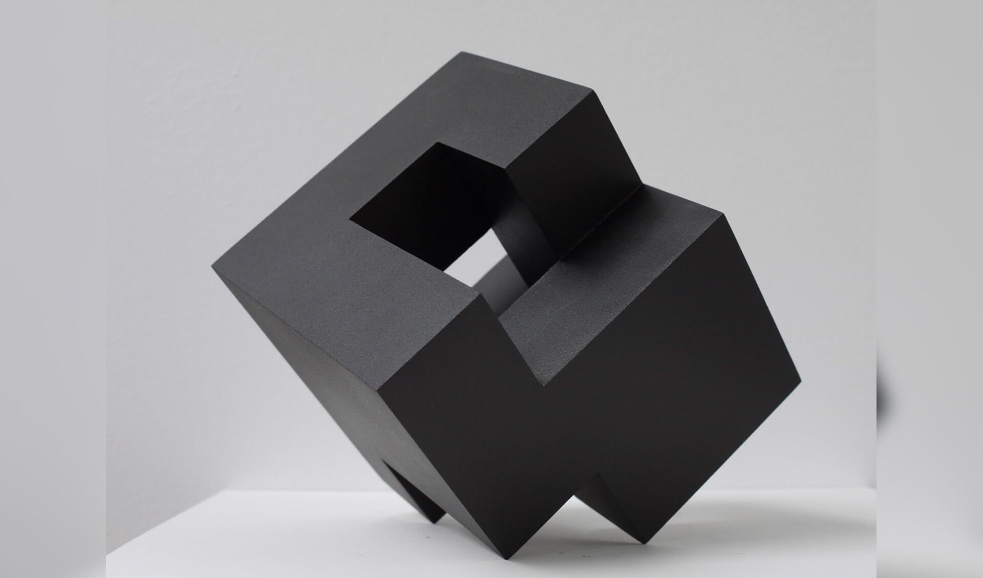 Cube Architecturel van mdf en acryl, gemaakt door kunstenaar Olivier Julia.