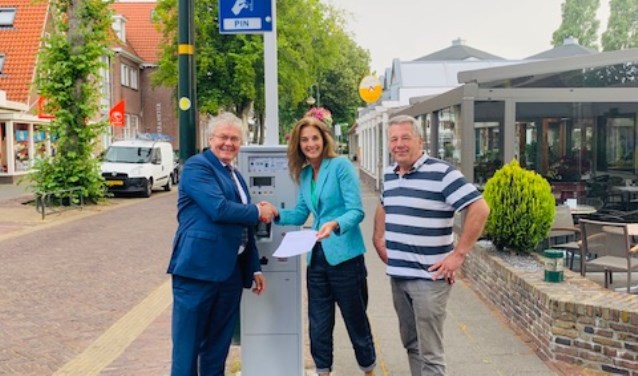 Bianca Meijer en Cees Berkhout bieden de handtekeningen aan aan wethouder Jan Houtenbos (l).