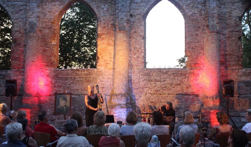 Intieme sfeer in de Ruïnekerk, tijdens het concert van SimonèZ.