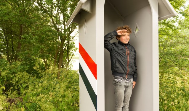 Jongen leeft zich in, in de tijd van de waterlinie bij fort Spijkerboor.