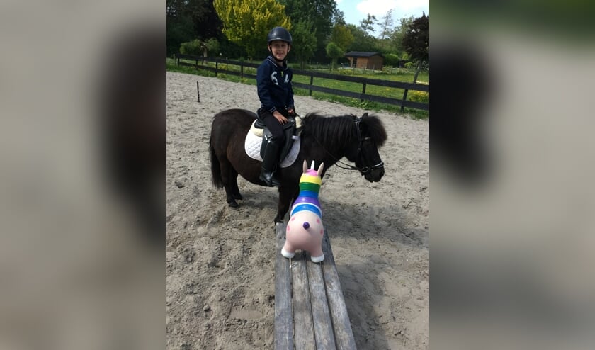 De 7-jarige Pepijn op Blackie is er nu al klaar voor.