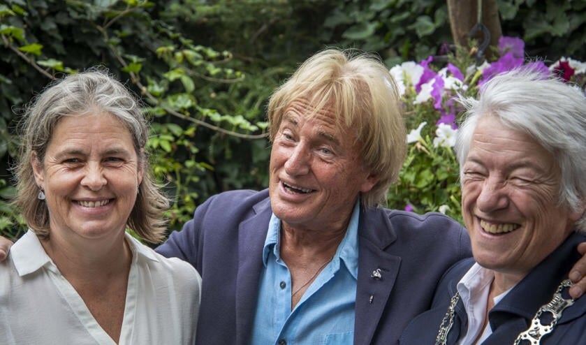 De heer Hulst ontving de Zilveren Zwaan uit handen van de burgemeester
