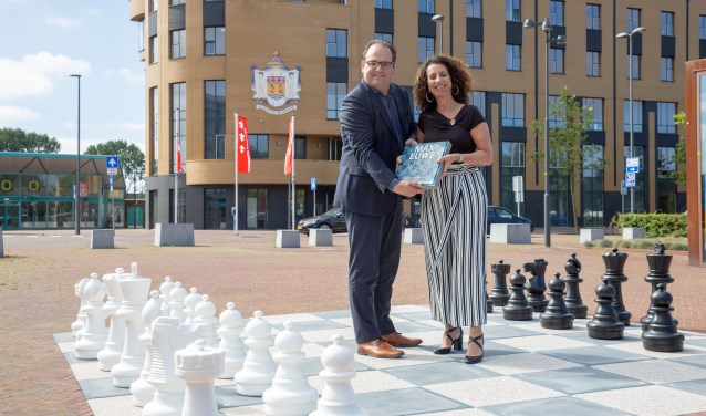 Het Max Euweplein in Beverwijk is officieel geopend door de wethouder Ferraro (links) en Niele.