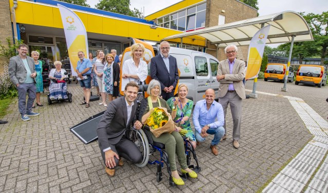 Onthulling elektrische zonnebloemauto.
