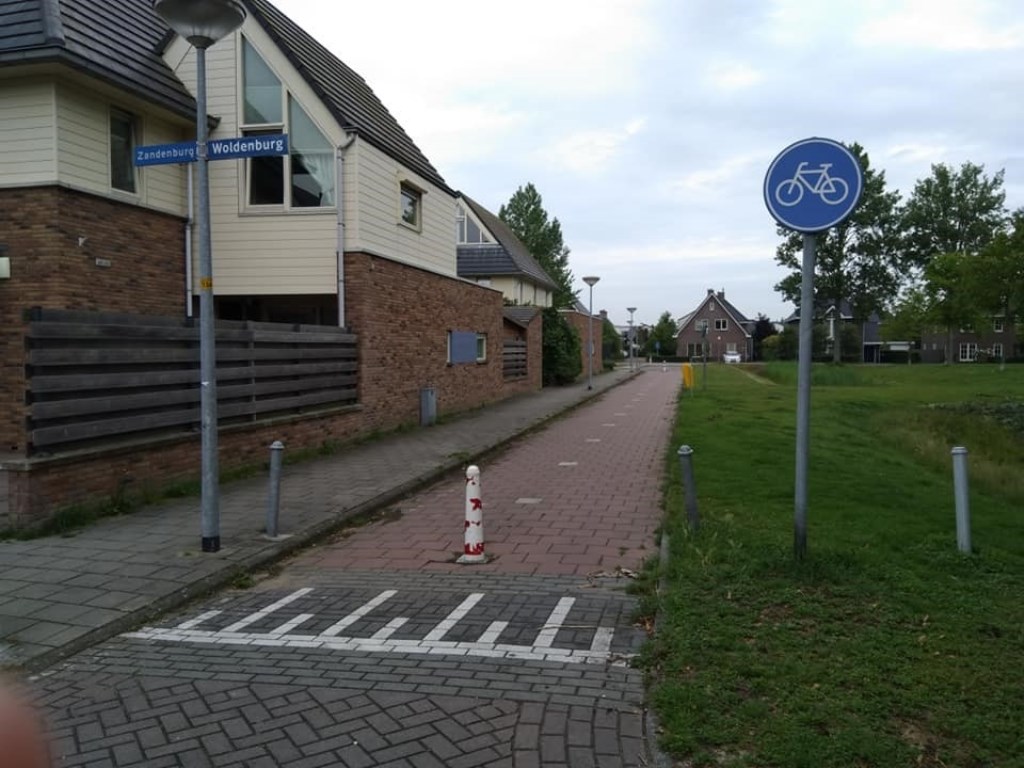 Het fietspad Woldenburg waar bromfietsers graag gebruik van maken, omdat deze route voor hen sneller is.